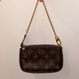 Pre-Loved Louis Vuitton Mini Pochette in Excellent Condition!